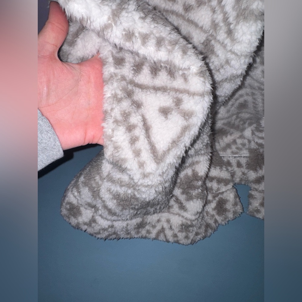 Koolaburra Gray and White Fleece Vest - Picture 3 of 4